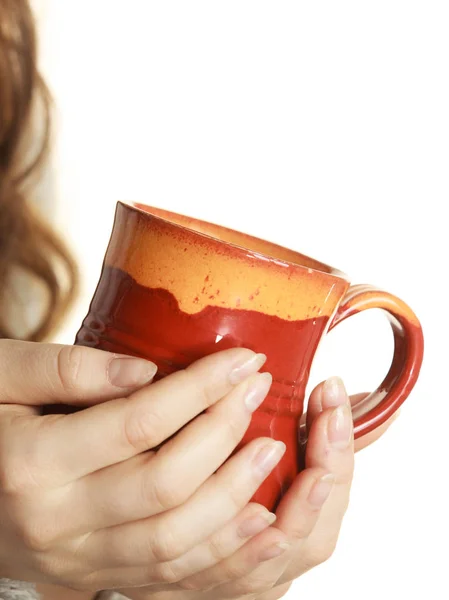 Kırmızı çay kahve kupa tutan kadın — Stok fotoğraf