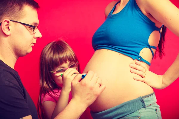 Mujer embarazada vientre, padre dibujo en el estómago — Foto de Stock