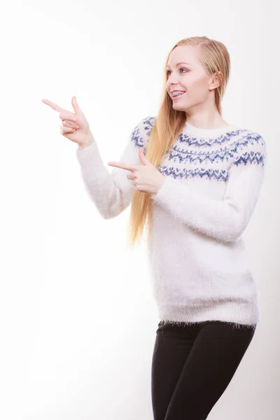 Adolescent blonde femme pointant vers copyspace — Photo