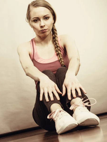 Sad depressed young teenage girl sitting by wall — Stock Photo, Image