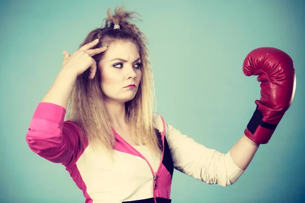 Menina bonito em luvas vermelhas jogando boxe esportes — Fotografia de Stock