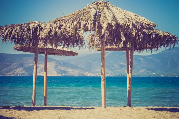 Lehátka slunečníky na pláži — Stock fotografie