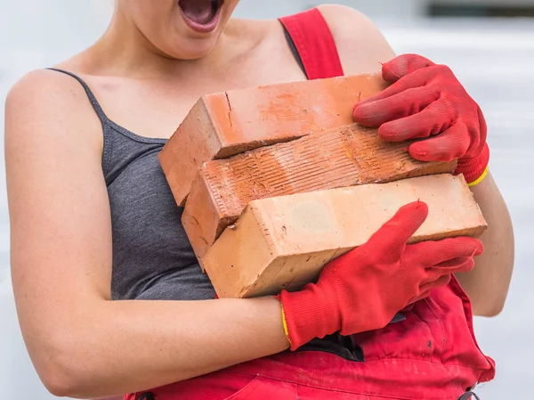 Vrouw die werkt met bakstenen — Stockfoto