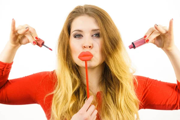 Kvinna ansöker läppstift och lip gloss — Stockfoto