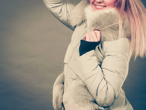 Donna che indossa inverno caldo giacca pelosa — Foto Stock