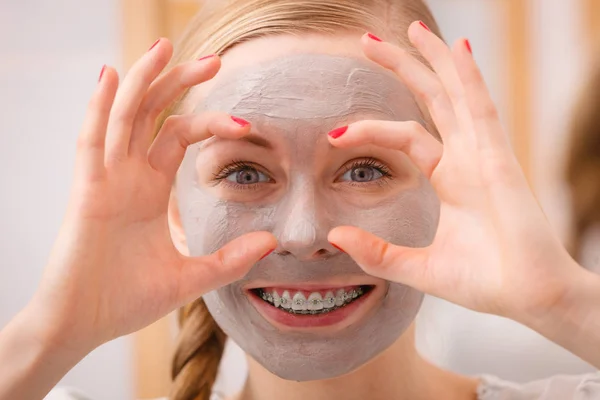 Vrouw met klei modder masker plezier — Stockfoto