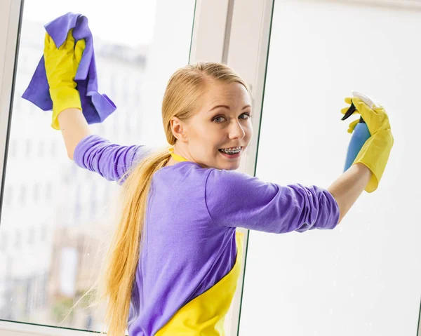 Ragazza pulizia finestra a casa — Foto Stock