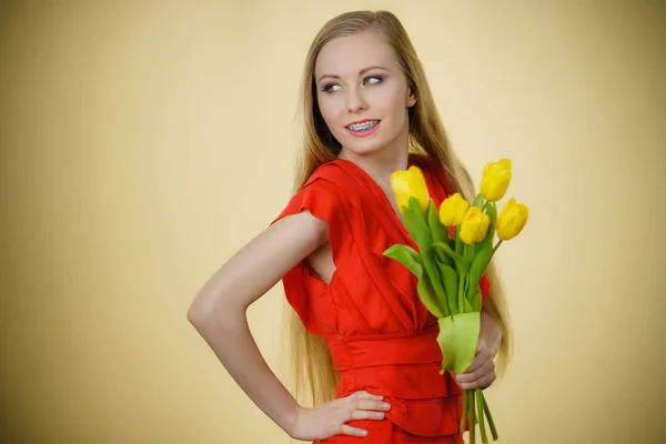 Pretty woman med gula tulpaner gäng — Stockfoto