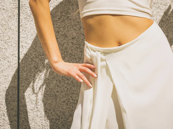 Женщина в белых брюках калот — стоковое фото