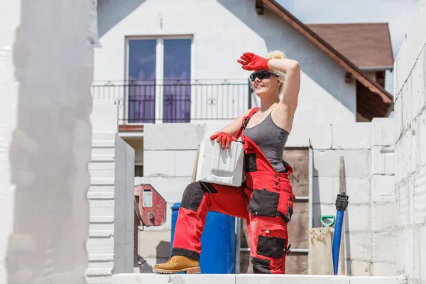 Mujer trabajando con ladrillos de aire —  Fotos de Stock