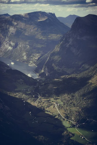 Fjord Geiranger vanuit Dalsnibba View Point, Noorwegen — Stockfoto