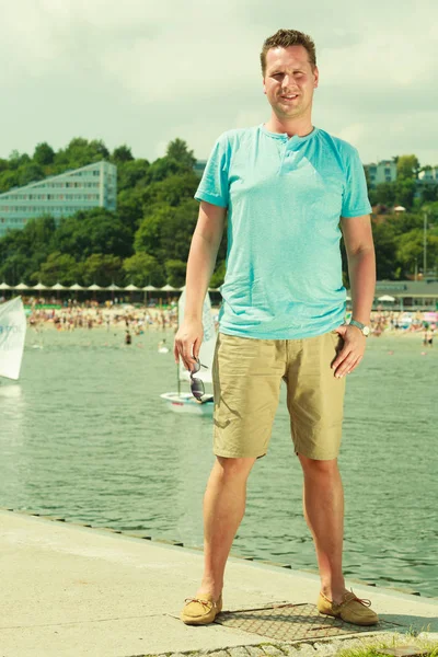 Man walking on pier during summer — Stock Photo, Image