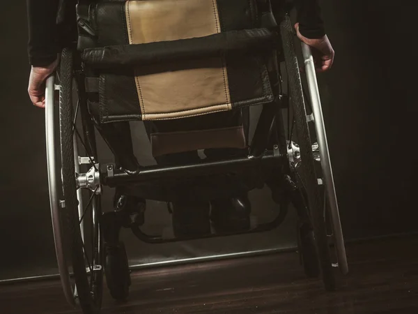 Tekerlekli sandalye üzerinde oturan engelli kişi. — Stok fotoğraf
