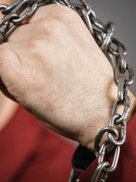 El hombre habiendo atado la mano con la cadena — Foto de Stock