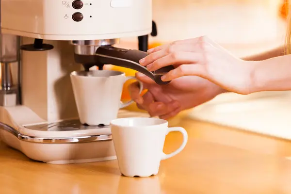 Mujer en la cocina haciendo café de la máquina —  Fotos de Stock