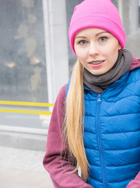 Mujer con ropa deportiva fuera durante el otoño — Foto de Stock