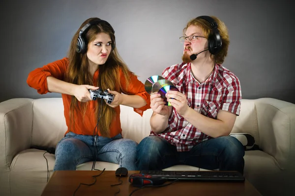 PC gamer homem e mulher com almofada de jogo — Fotografia de Stock