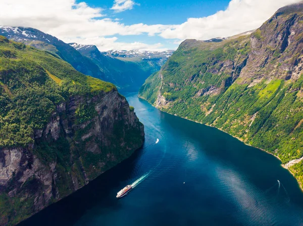 Fiordo Geirangerfjord con ferry, Noruega . — Foto de Stock