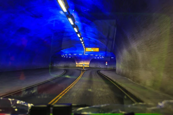 O túnel rodoviário de Vallavik com rotunda, Noruega — Fotografia de Stock