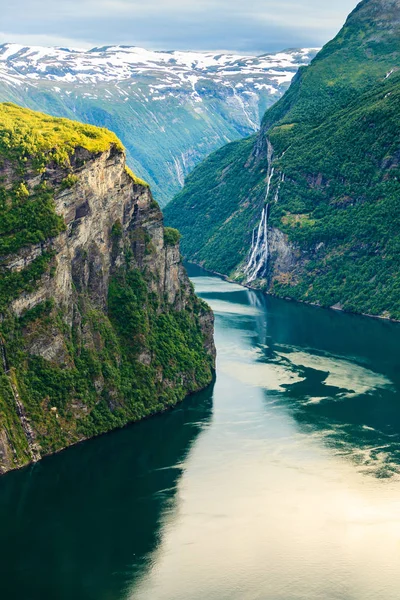Kijk op de Geirangerfjord vanuit Flydasjuvet oogpunt Noorwegen — Stockfoto