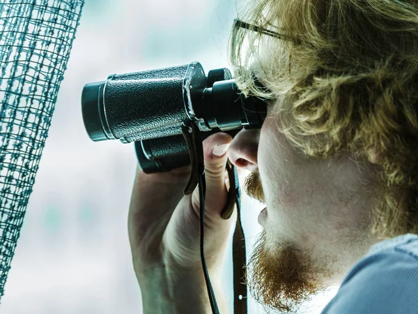 Mann mit Fernglas spioniert Nachbarn aus — Stockfoto