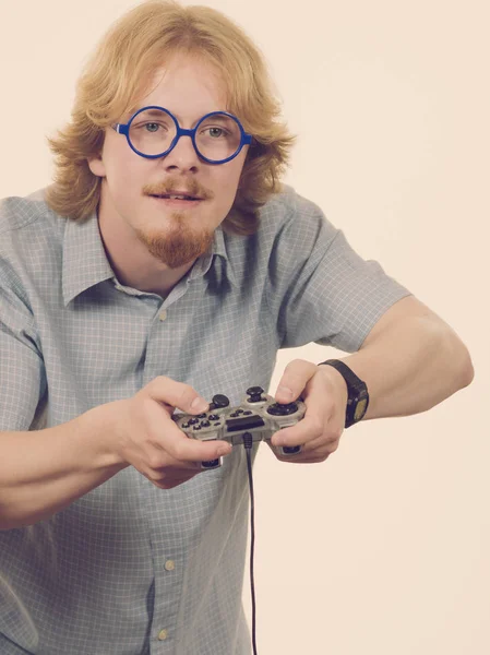 Gamer hombre celebración de juego pad — Foto de Stock