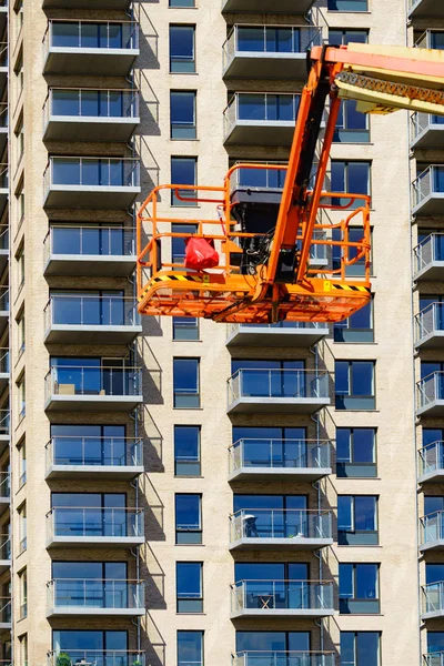 Elevador de cesta no canteiro de obras — Fotografia de Stock