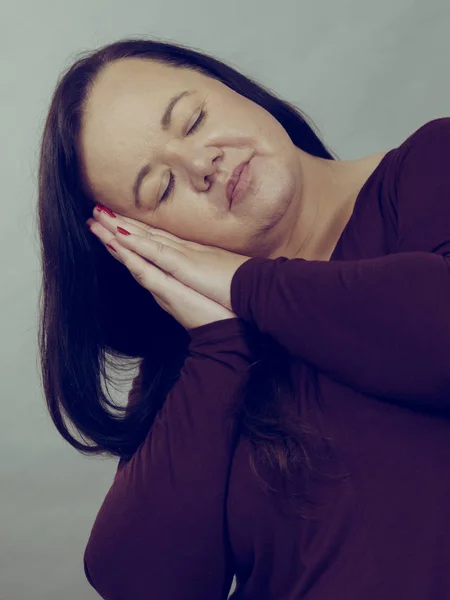 Mujer teniendo un gesto soñoliento — Foto de Stock