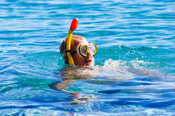 Denizde şnorkel tüpü olan adam — Stok fotoğraf