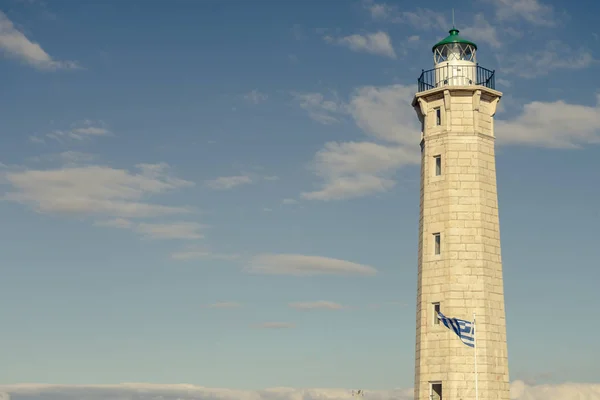 Farol perto de Gythio contra o céu azul — Fotografia de Stock