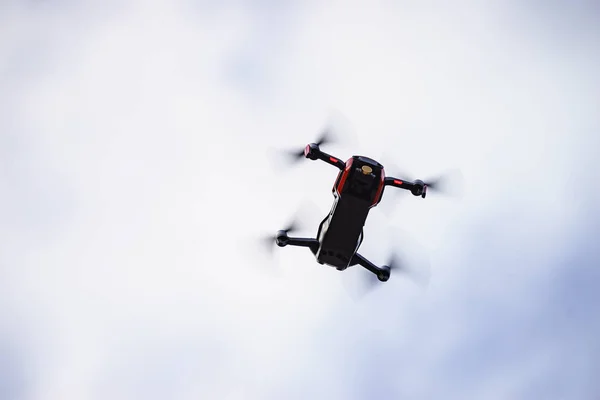 Dron latający nad tłem nieba — Zdjęcie stockowe