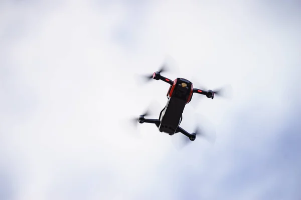 Drone flyger över himlen bakgrund — Stockfoto