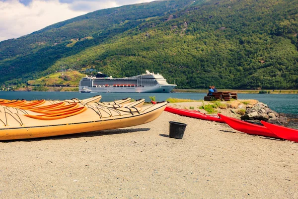 皮划艇和游轮在弗拉姆，挪威 — 图库照片