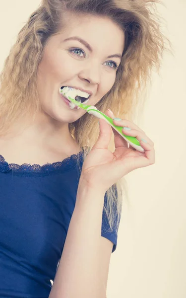 Mulher escovando dentes de limpeza — Fotografia de Stock