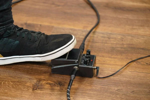 Hombre usando pedal de efectos de guitarra —  Fotos de Stock