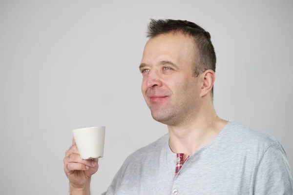 Cansado homem desfrutando de seu café — Fotografia de Stock