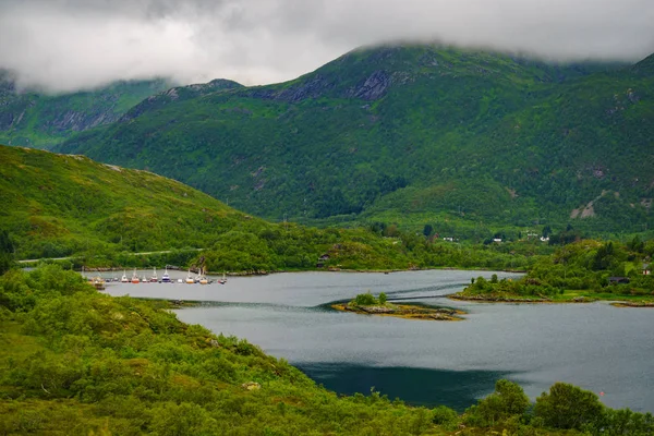 Fjord-krajina s rybářskými čluny v přístavu — Stock fotografie