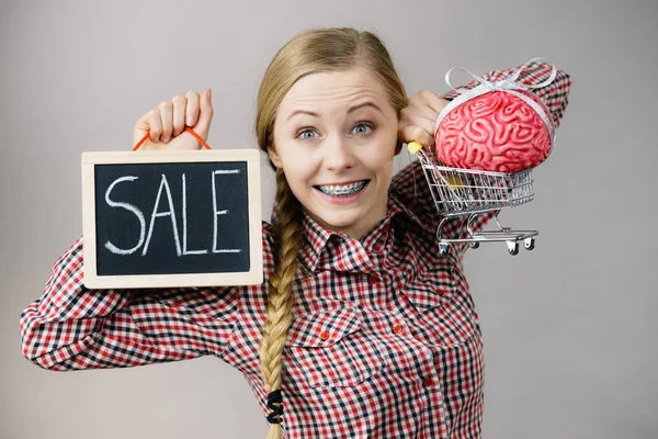 脳と販売のショッピングカートを持つ女性 — ストック写真