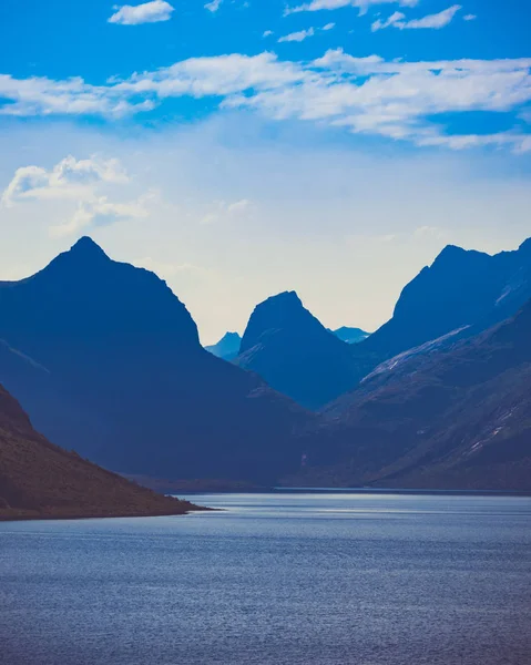 フィヨルドと山々 の風景。ロフォーテン諸島ノルウェー — ストック写真