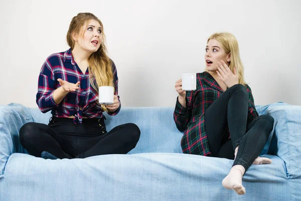 Γυναίκες φίλοι κάθονται στον καναπέ μιλούν — Φωτογραφία Αρχείου