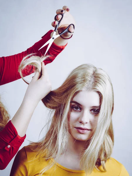 Mujer consiguiendo corte de pelo hecho — Foto de Stock