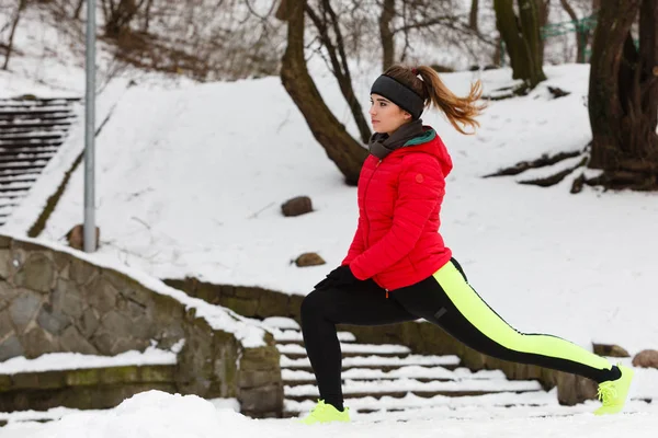 Donna che esercita le gambe all'aperto durante l'inverno — Foto Stock