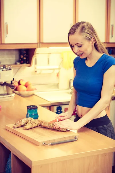Kobieta przygotowuje zdrowe śniadanie Dokonywanie sandwich — Zdjęcie stockowe