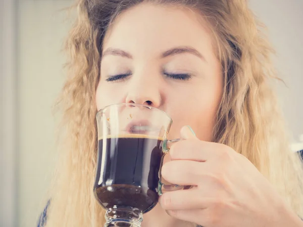 Femme positive buvant son café du matin — Photo