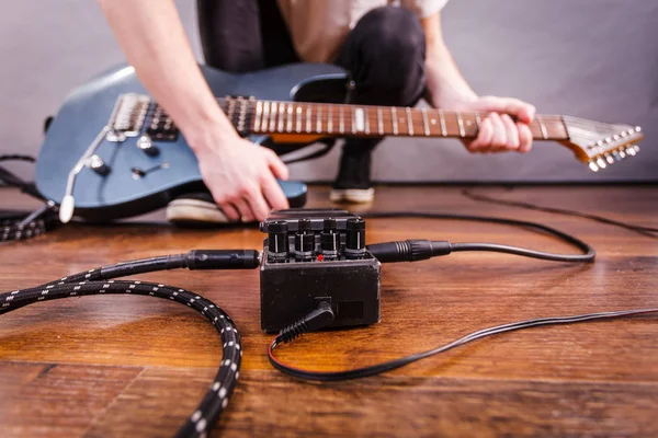 Man gitaar apparatuur instellen — Stockfoto