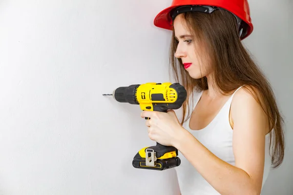 Mulher usando driil poder para o trabalho em casa — Fotografia de Stock