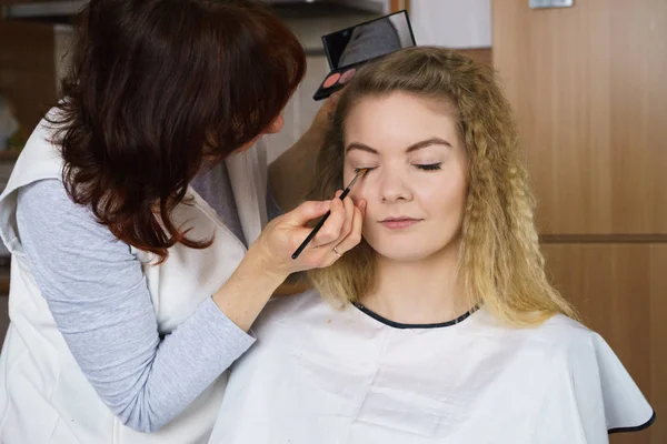 Mujer consiguiendo maquillaje hecho por artista — Foto de Stock