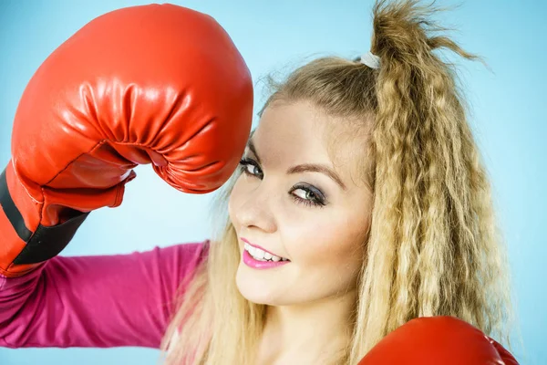 Funny girl v červené rukavice hrát sportovní boxu — Stock fotografie