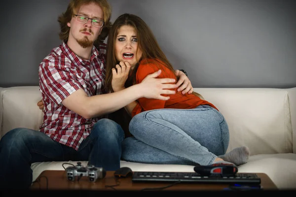 Pareja divertida viendo película de terror —  Fotos de Stock