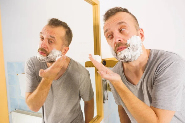 Хлопець голити бороди у ванній кімнаті — стокове фото